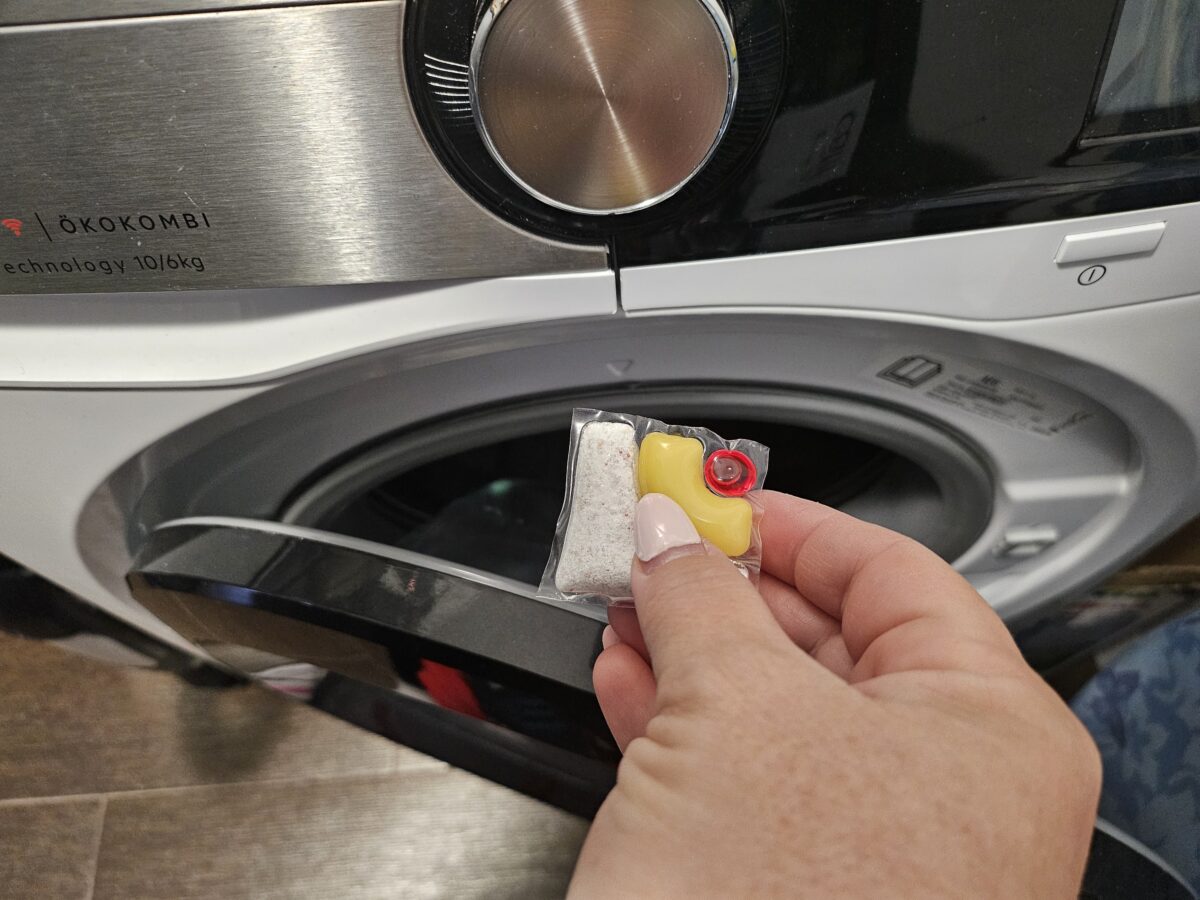 Jedna vec, ktorú vložíte do práčky – a z jej vnútra sa vyplaví špina usadená celé roky