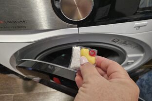 Jedna vec, ktorú vložíte do práčky – a z jej vnútra sa vyplaví špina usadená celé roky