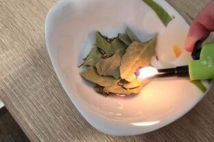 Prečo si doma pravidelne zapáliť bobkový list