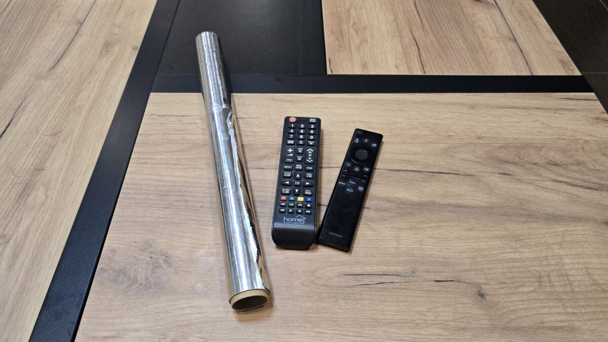 Vložte kúsok alobalu do diaľkového ovládača