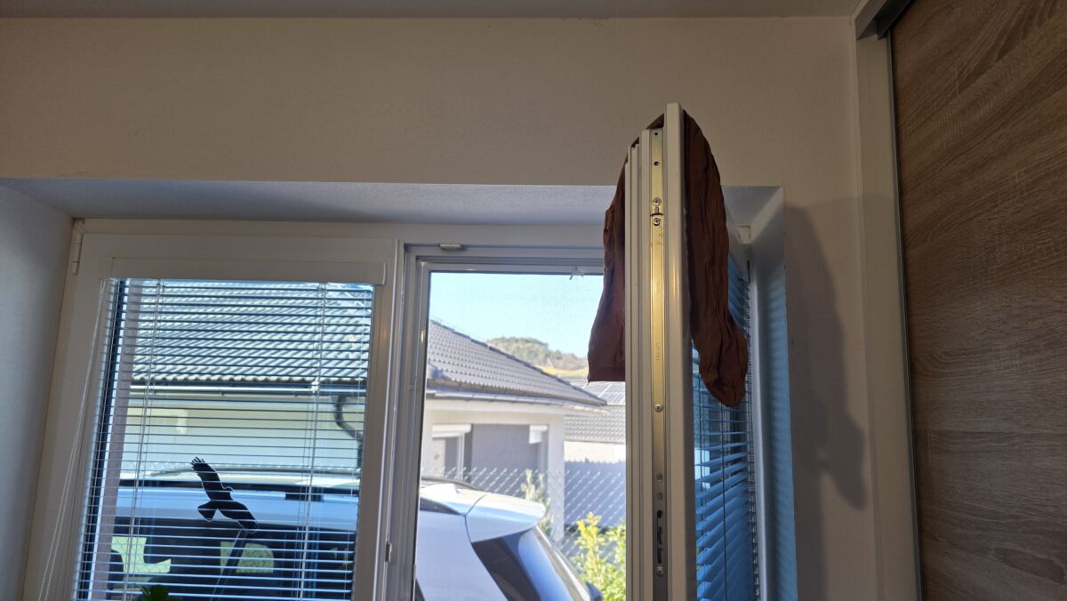 vešajú pančuchy na okná