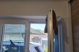 vešajú pančuchy na okná