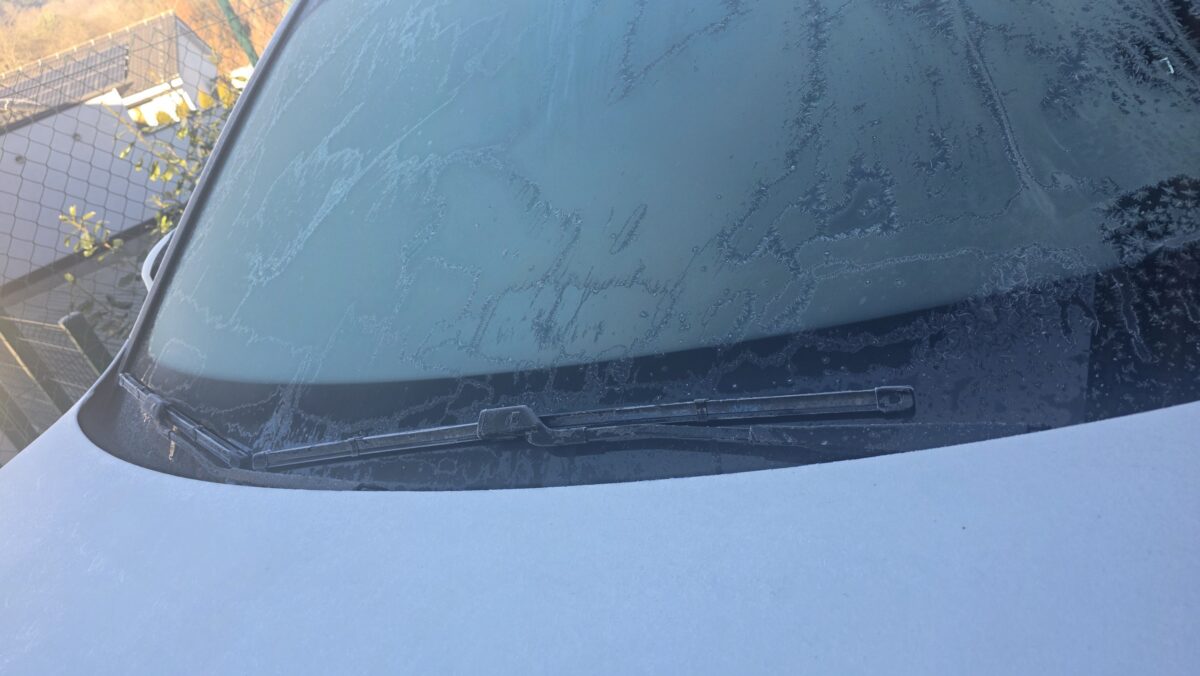 zamrznuté čelné sklo na aute