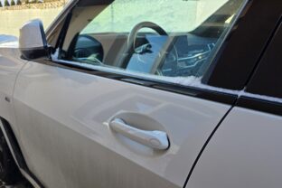 zamrznuté dvere na aute