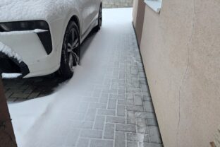 zasnežený chodník pri dome