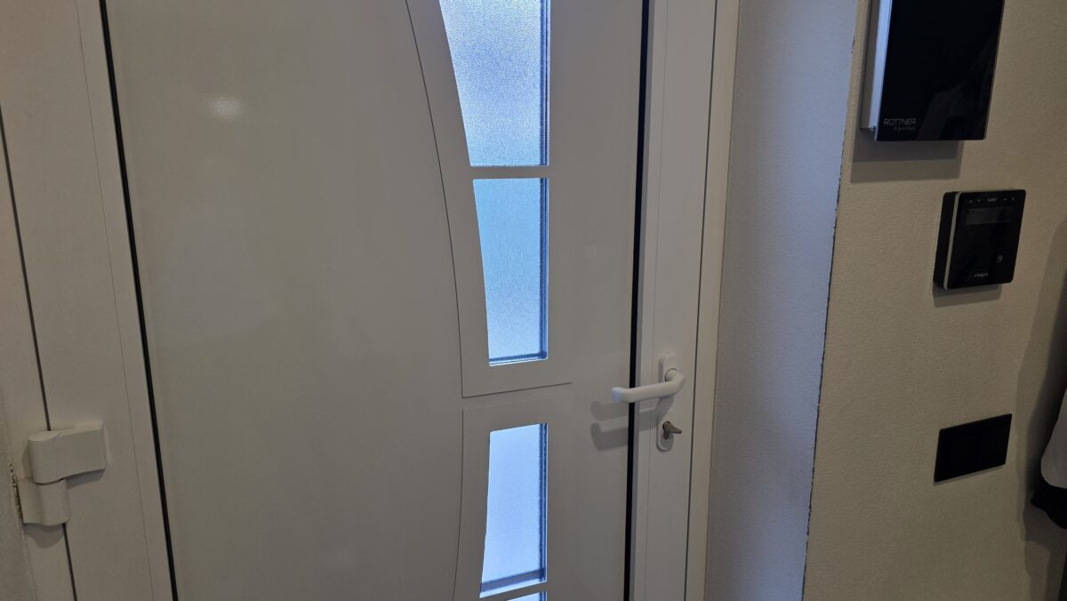 zamknuté vchodové dvere