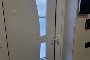 zamknuté vchodové dvere