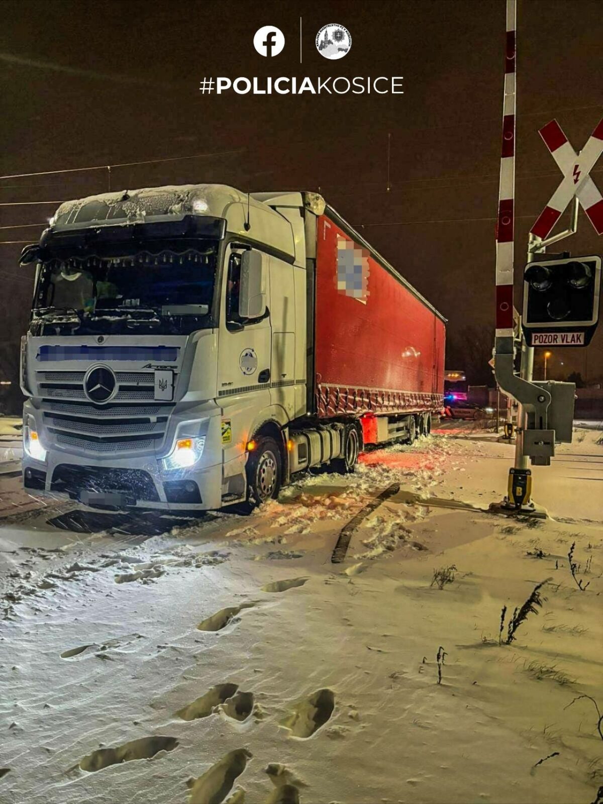 Na železničnom priecestí v Michalovciach zapadol kamión a štyri minúty chýbali, aby došlo k zrážke s rýchlikom.