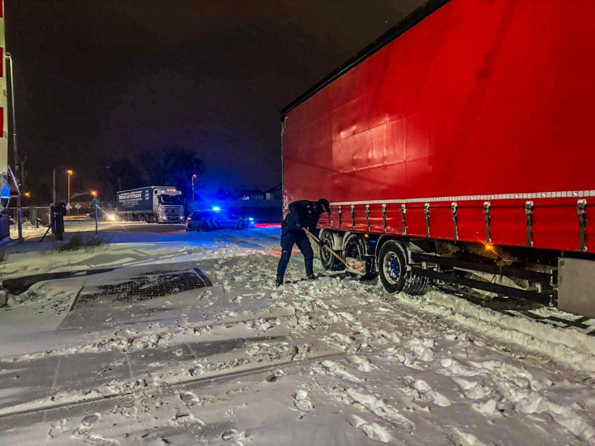 Na železničnom priecestí v Michalovciach zapadol kamión a štyri minúty chýbali, aby došlo k zrážke s rýchlikom.