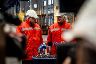 Premiér Robert Fico navštívil hlinikáreň Slovalco v Žiari nad Hronom