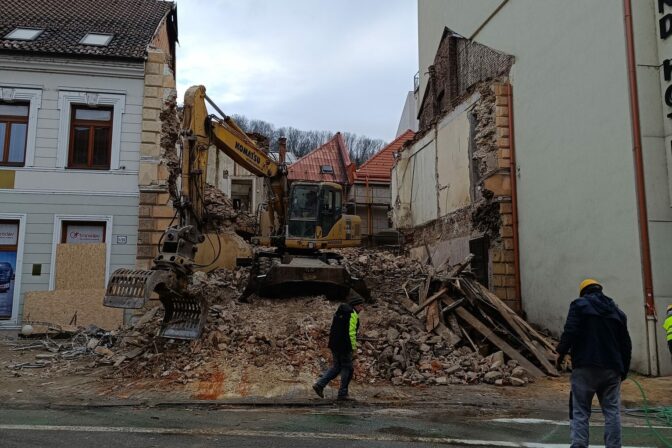 Zbúranie budovy, Trenčín.jpg