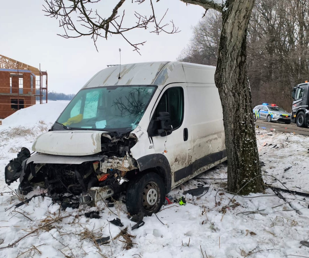 Čelná zrážka Škody Octavie a dodávky v obci Bajč v okrese Komárno.