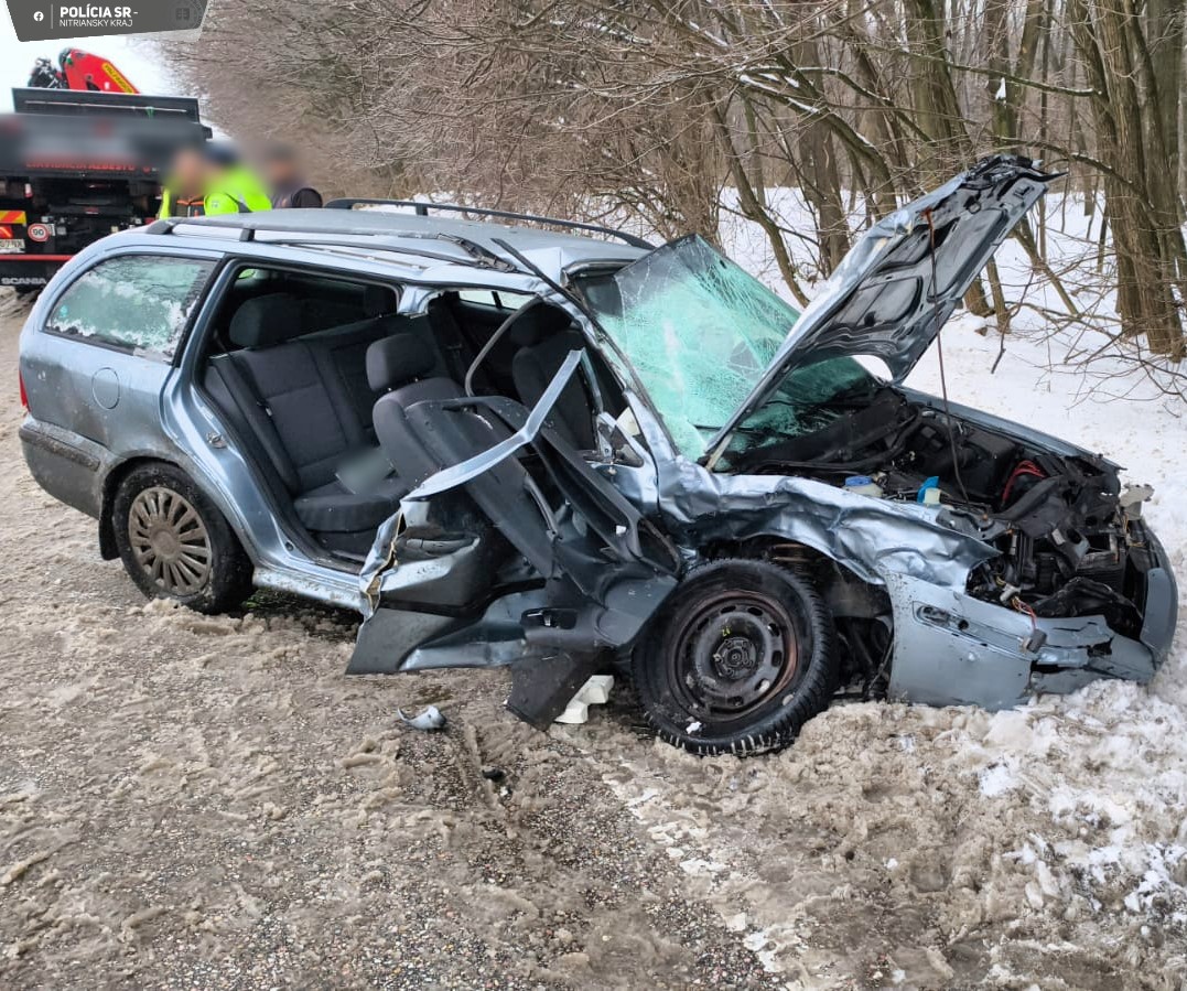 Čelná zrážka Škody Octavie a dodávky v obci Bajč v okrese Komárno.