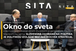 Politológ Alexander Duleba a generál Pavol Macko v rozhovore s Miroslavom Wlachovským počas nahrávania video podcastu Okno do sveta v Štúdiu SITA.