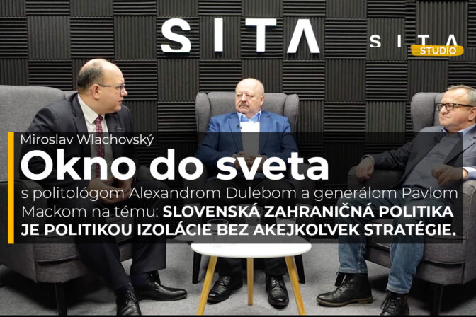 Politológ Alexander Duleba a generál Pavol Macko v rozhovore s Miroslavom Wlachovským počas nahrávania video podcastu Okno do sveta v Štúdiu SITA.