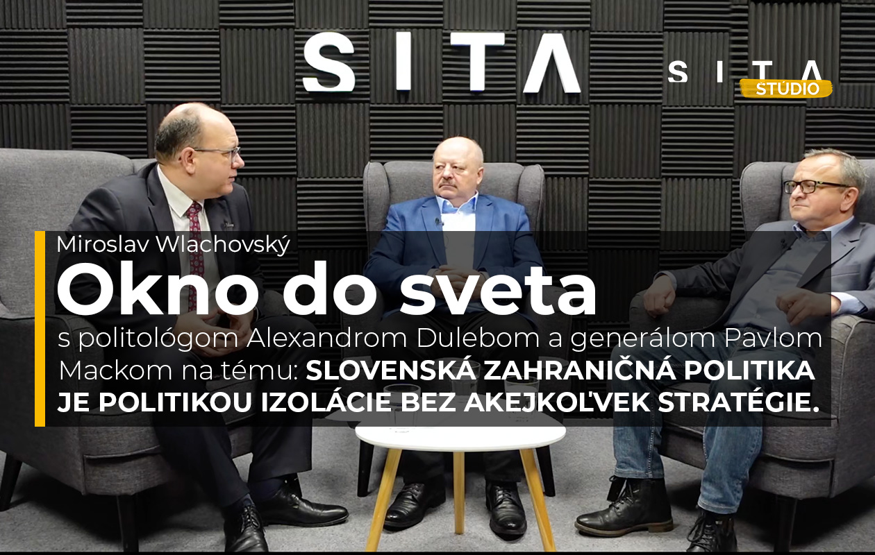 Politológ Alexander Duleba a generál Pavol Macko v rozhovore s Miroslavom Wlachovským počas nahrávania video podcastu Okno do sveta v Štúdiu SITA.