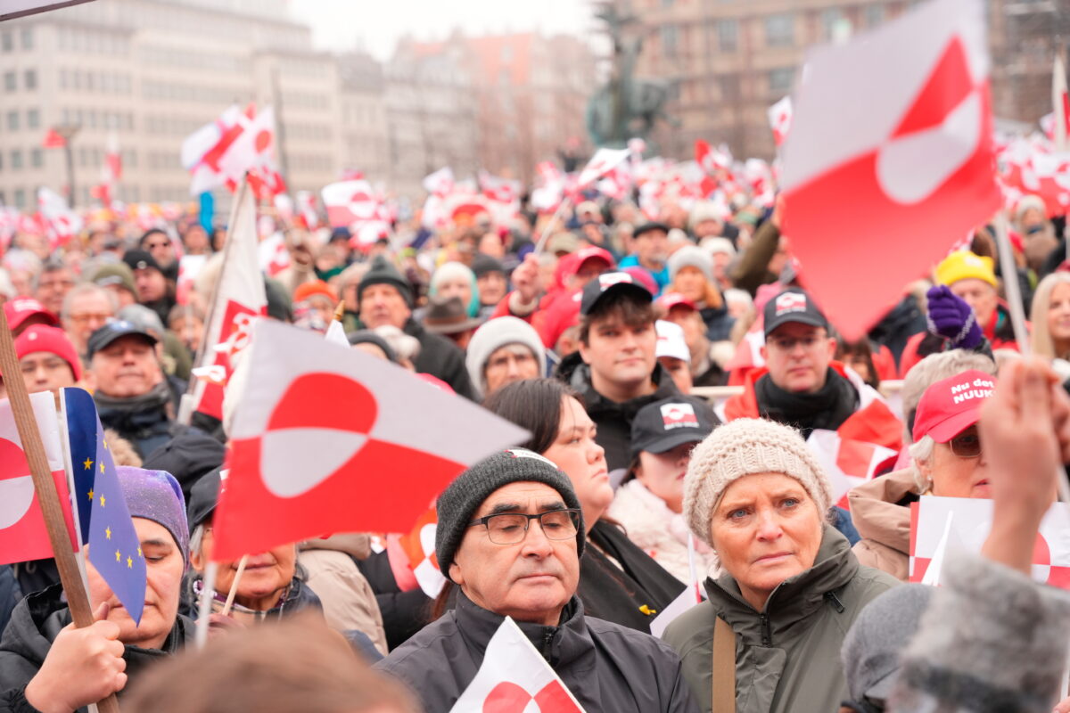 Ruky preč od Gr&oacute;nska! Tis&iacute;ce ľud&iacute; protestovali v Kodani proti prevzatiu ostrova Spojen&yacute;mi &scaron;t&aacute;tmi - SITA.sk