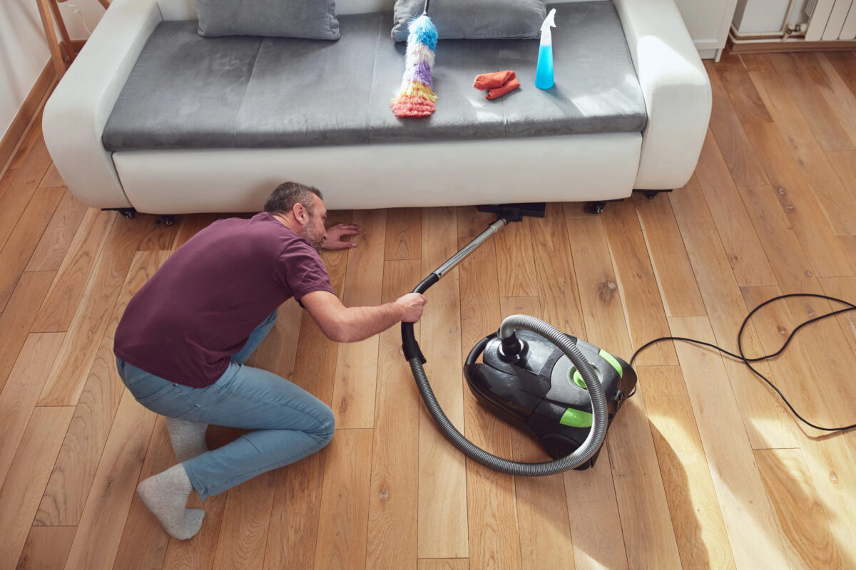 vysávanie pod gaučom