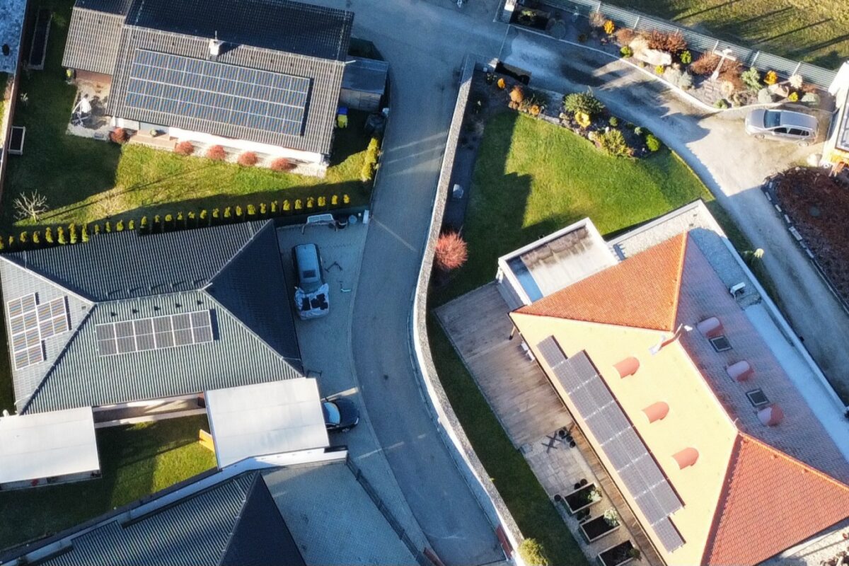 solárne panely na strechách