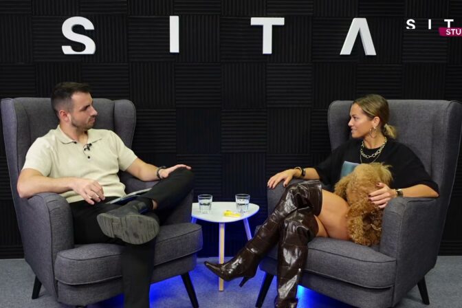 Matej Martinček a Dominika Rošková v štúdiu SITA pri nahrávaní relácie Fish & Chips.