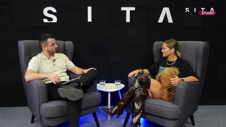 Matej Martinček a Dominika Rošková v štúdiu SITA pri nahrávaní relácie Fish & Chips.