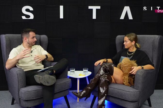 Matej Martinček a Dominika Rošková v štúdiu SITA pri nahrávaní relácie Fish & Chips.