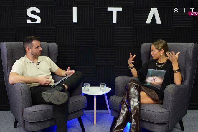 Matej Martinček a Dominika Rošková v štúdiu SITA pri nahrávaní relácie Fish & Chips.