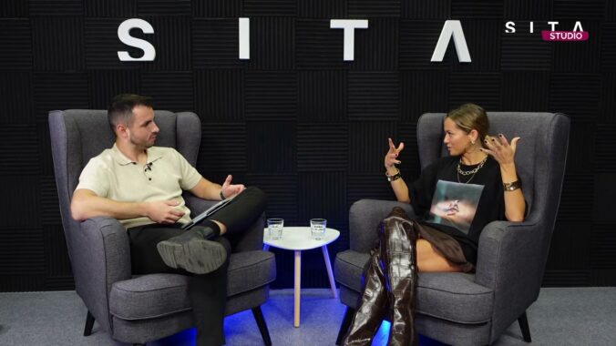 Matej Martinček a Dominika Rošková v štúdiu SITA pri nahrávaní relácie Fish & Chips.