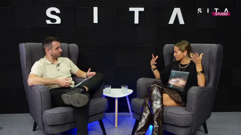 Matej Martinček a Dominika Rošková v štúdiu SITA pri nahrávaní relácie Fish & Chips.