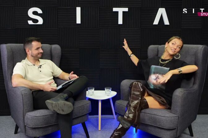 Matej Martinček a Dominika Rošková v štúdiu SITA pri nahrávaní relácie Fish & Chips.