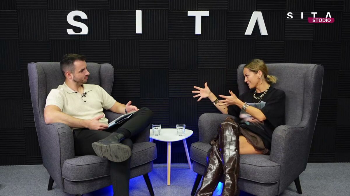 Matej Martinček a Dominika Rošková v štúdiu SITA pri nahrávaní relácie Fish &amp; Chips.