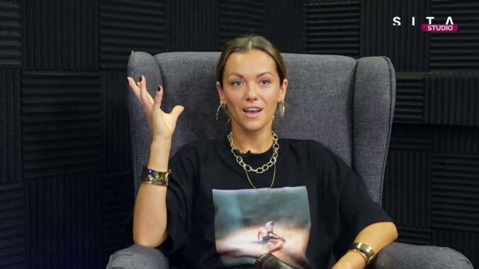 Dominika Rošková v štúdiu SITA pri nahrávaní relácie Fish & Chips.