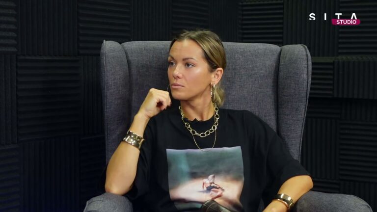 Dominika Rošková v štúdiu SITA pri nahrávaní relácie Fish & Chips.