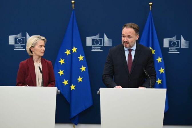 Eurokomisár pre energetiku Dan Jörgensen a predsedníčka Európskej komisie Ursula von Der Leyenová