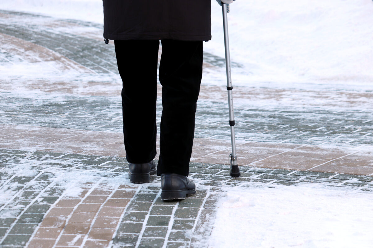 Poľadovica nie je probl&eacute;mom len pre dopravu, predstavuje v&aacute;žnu zdravotn&uacute; hrozbu aj pre seniorov -