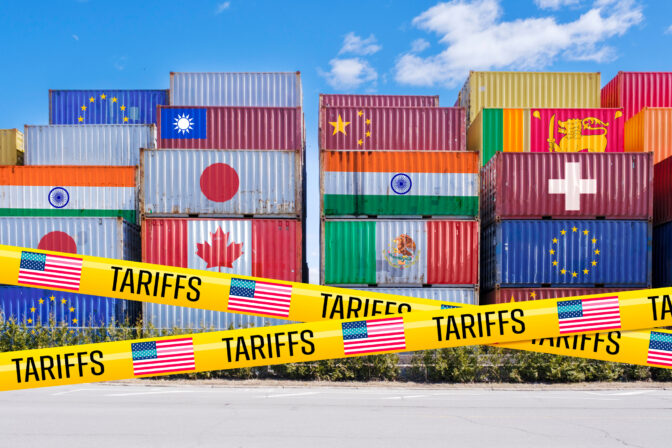 USA Tariffs Tape inf front of containers (Montage)