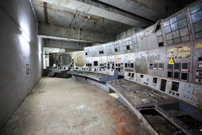Opustená riadiaca miestnosť jadrového reaktora v Černobyle, kde bola objavená huba z Černobyľu odolná voči radiácii