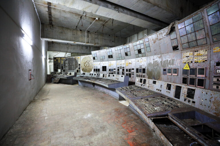 Opustená riadiaca miestnosť jadrového reaktora v Černobyle, kde bola objavená huba z Černobyľu odolná voči radiácii