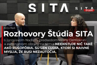 Jaroslav Naď v rozhovore s Anitou Radi počas nahrávania video podcastu v Štúdiu SITA.