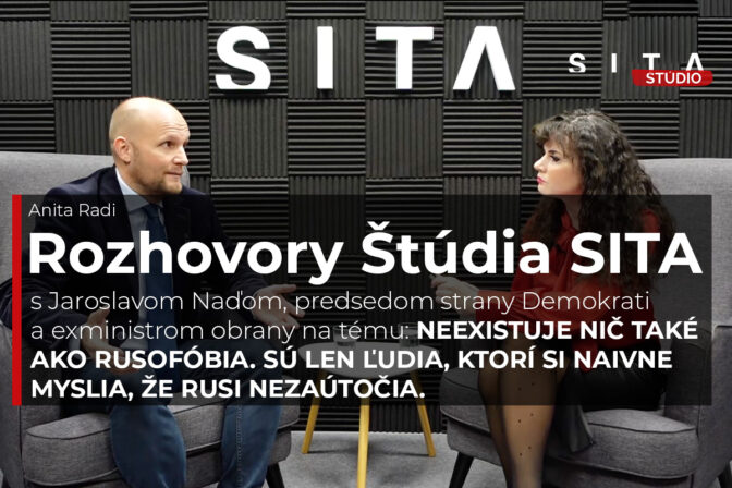 Jaroslav Naď v rozhovore s Anitou Radi počas nahrávania video podcastu v Štúdiu SITA.