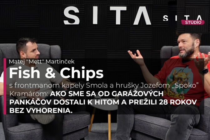 Jozef ,,Spoko" Kramár, frontman kapely Smola a hrušky v rozhovore s Matejom Martinčekom počas nahrávania video podcastu v Štúdiu SITA.