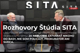 Martin Winkler v rozhovore s Pavlem Urbanom v Studium SITA počas nahrávania video podcastu Rozhovory Štúdia SITA.