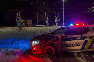Na železničnom priecestí v Michalovciach zapadol kamión a iba štyri minúty chýbali, aby došlo k zrážke s rýchlikom.