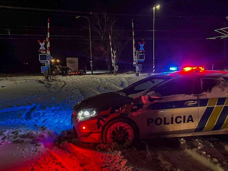Na železničnom priecestí v Michalovciach zapadol kamión a iba štyri minúty chýbali, aby došlo k zrážke s rýchlikom.