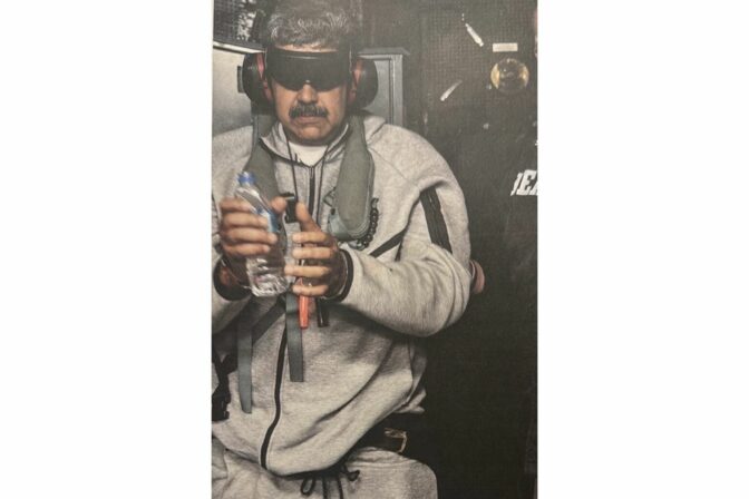 Nicolás Maduro na palube USS Iwo Jima.