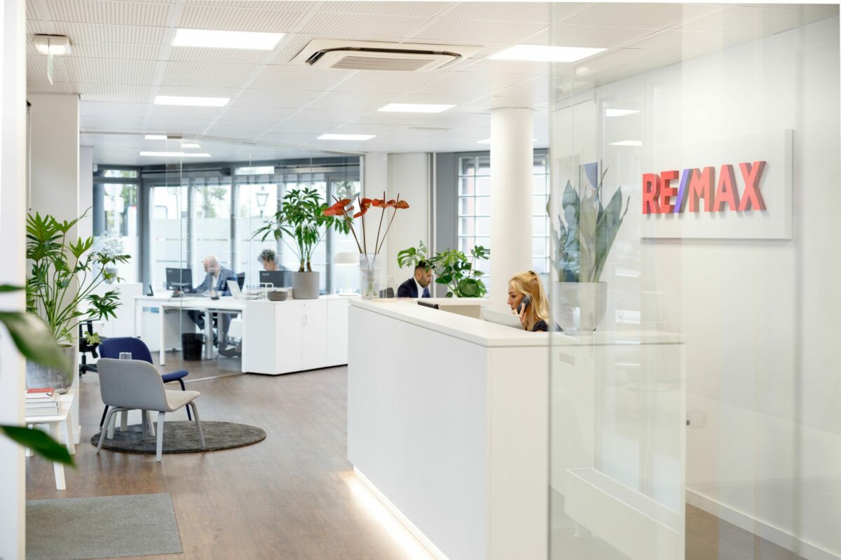 Remax_office_branding 2 665.jpg