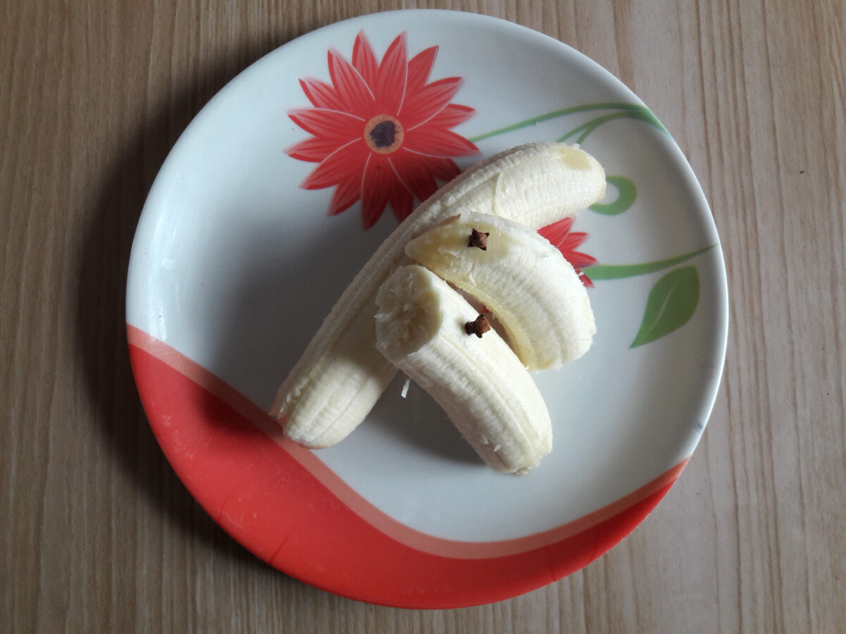 Večer zapichnite do ošúpaného banánu klinčeky