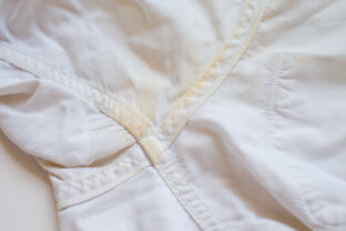 žlté škvrny od potu na oblečení