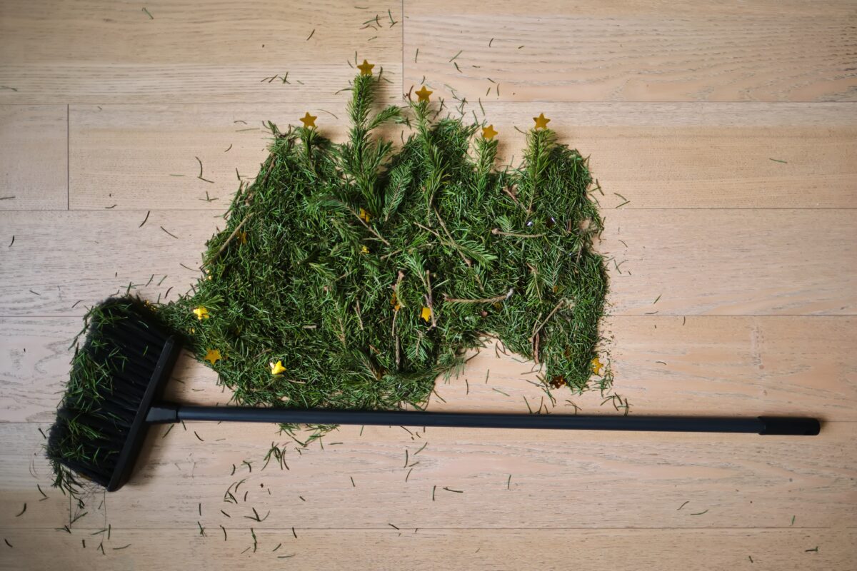 popadané ihličie pod vianočným stromčekom