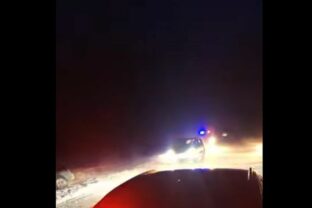 Sneženie, silný vietor a snehové jazyky a záveje na cestách východného Slovenska